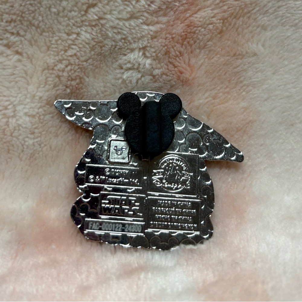 Baby Yoda Disney Pin - Picture 2 of 2